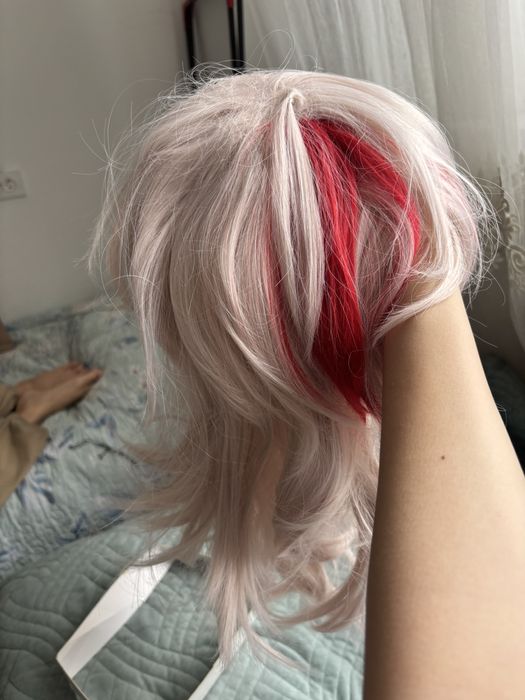 Парик, белый с красной прядью