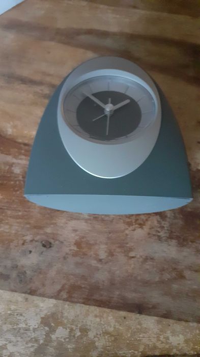 часовник настолен със секундарник и аларма REEKO