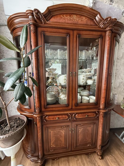 Сервант в отличном состояний