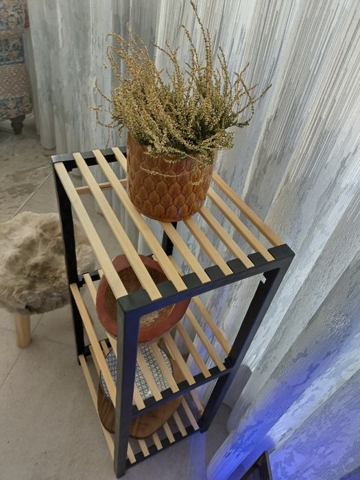 красива етажерка на 3 нива за дома или офиса.