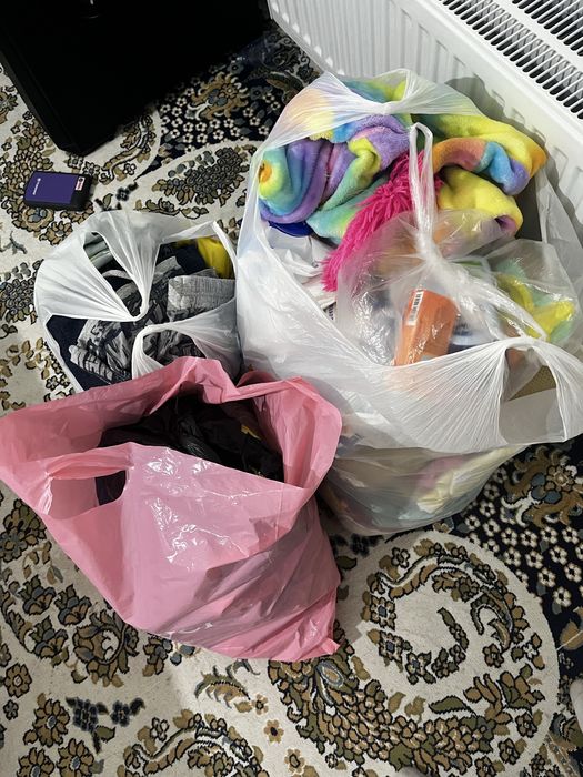 Пакет с одеждой и вещами / Киім