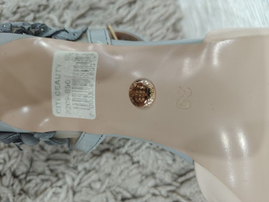 Продам женские туфли