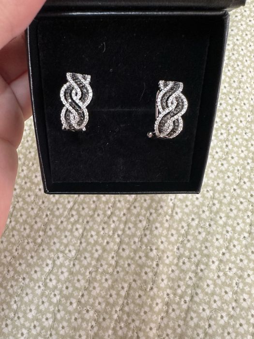 Продам серьги с бриллиантом