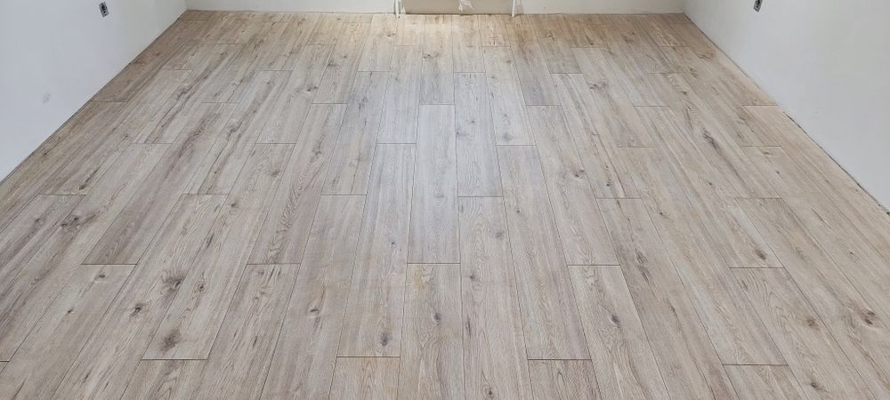 Ламинат, линолеум, паркет, паркет, плинтуса