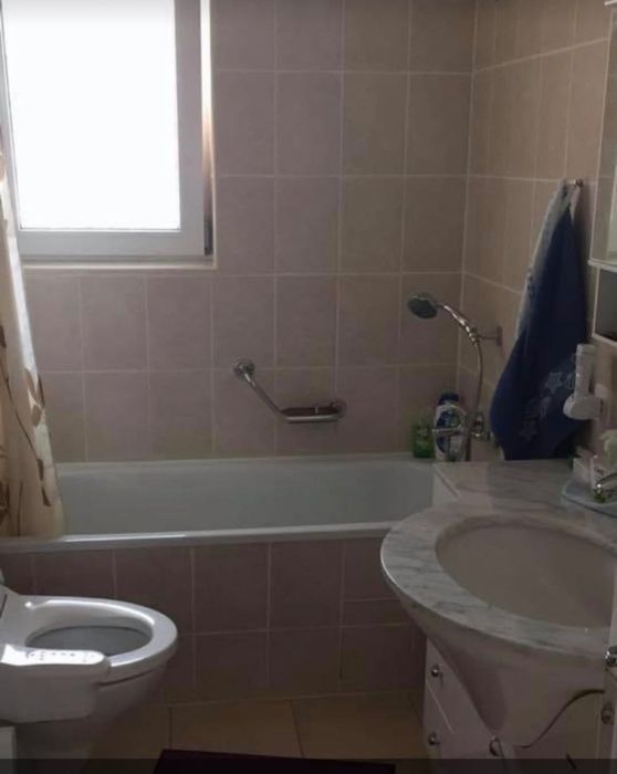 Casă cu etaj și șemineu, într-o zonă liniștită