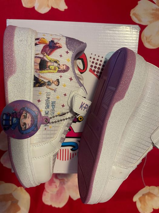 Adidasi K-pop fetita