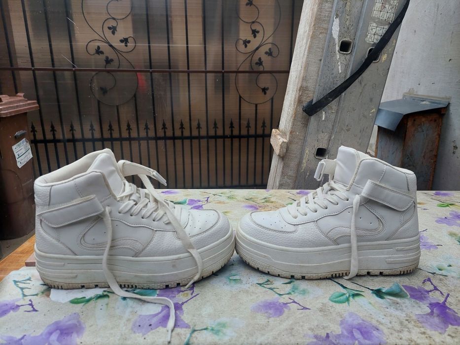 De vînzare adidași fete mărimea 37,folosiți dar încă în stare bună.