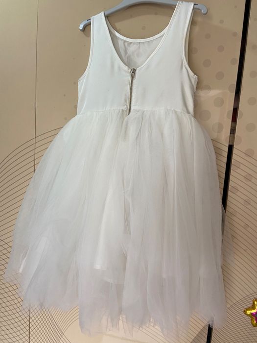 Vand rochita alba pentru 6 ani