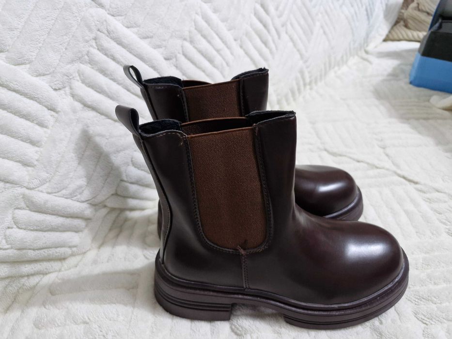 Продаются женские ботинки