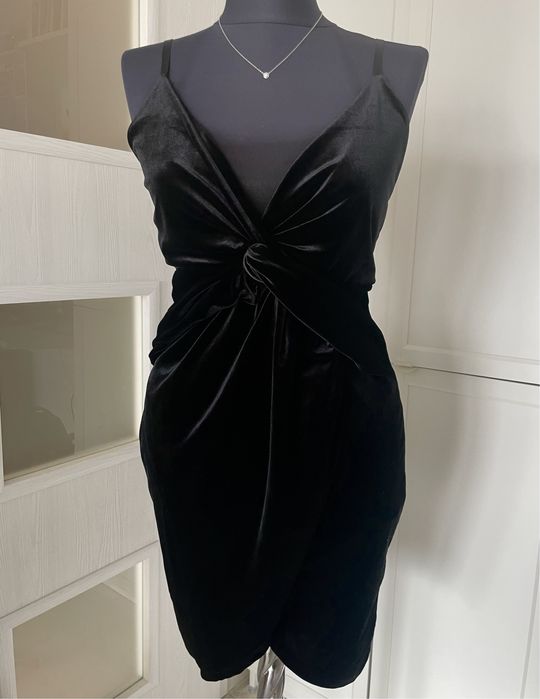 Черна кадифена рокля