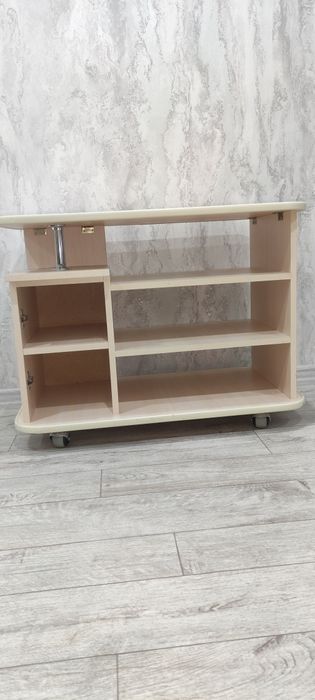 Тумбочка на колесиках