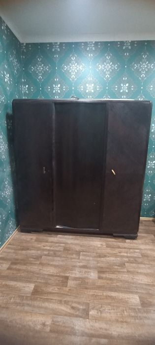 Старинный шкаф дубовый