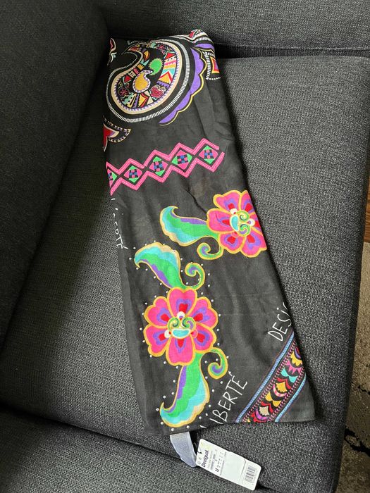 Уникален шал на Desigual