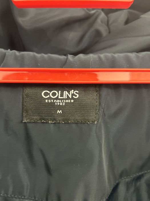 Пуховик,длинный,с глубоким капюшоном.