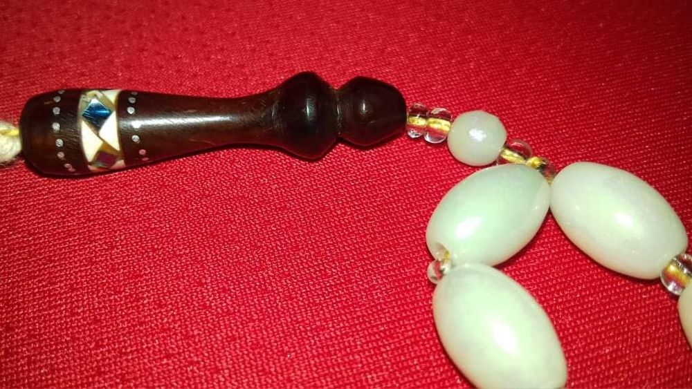 Броеница  от седеф и кехлибар