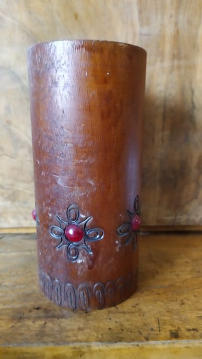 Продавам дървен моливник