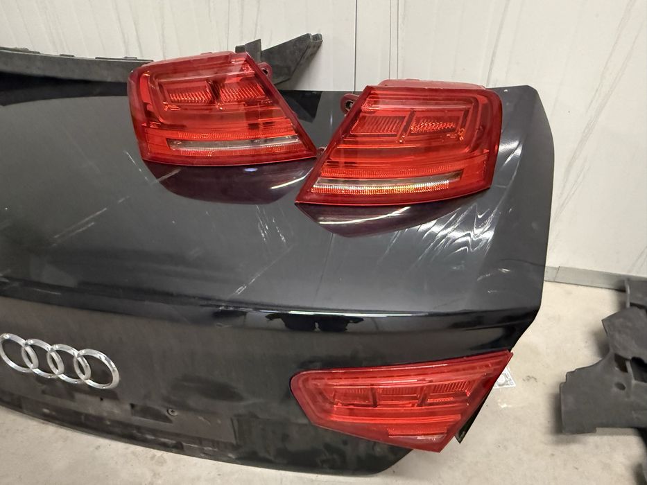 На части Audi A8