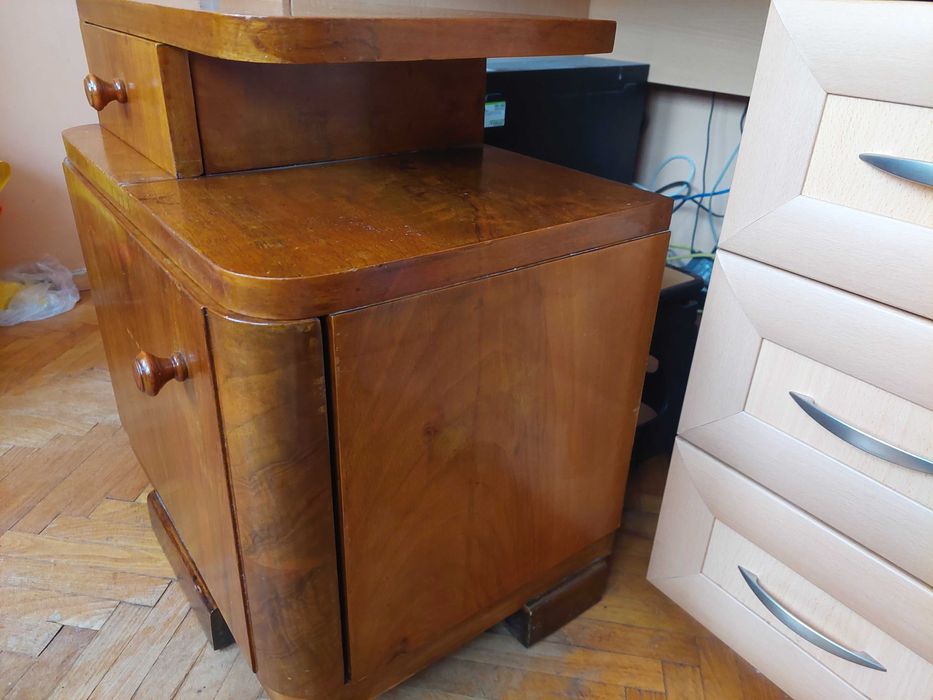 Две стари дървени нощни шкафчета