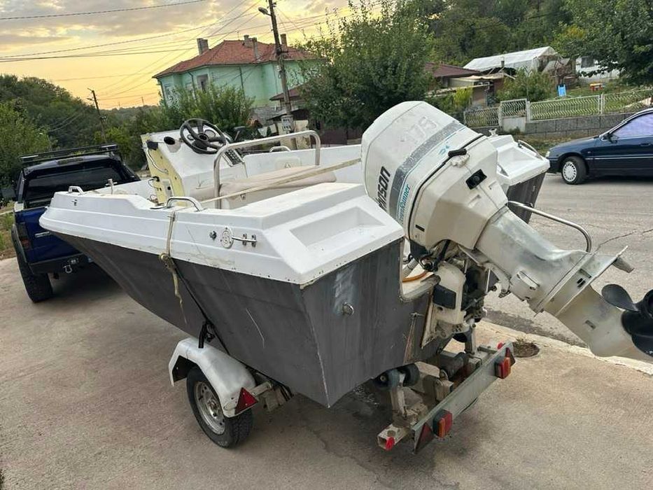 лодка 5.10м с колесар и двигател johnson ocean runner 175к.с v6 2t