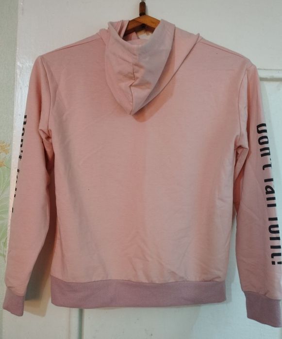 Продается кофточка на девочку в хорошем состоянии.