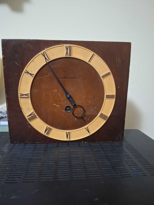 decor Ceas vechi de masa semneu mecanic Becna Vesna URSS CCCP anii 70