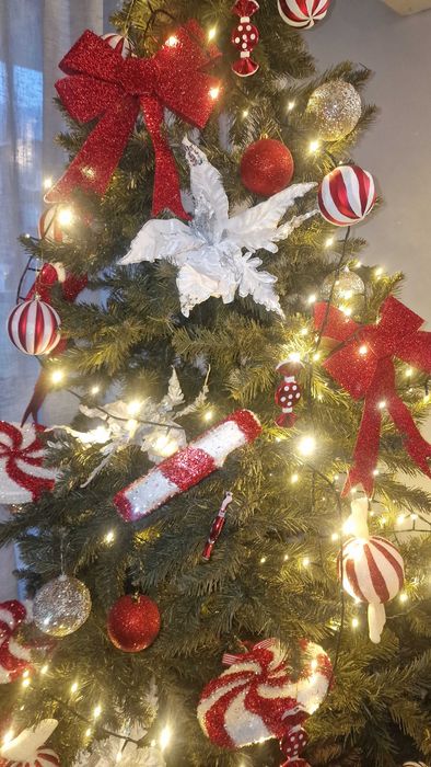 Продавам зелена голяма елха  и бяла елха с коледна украса