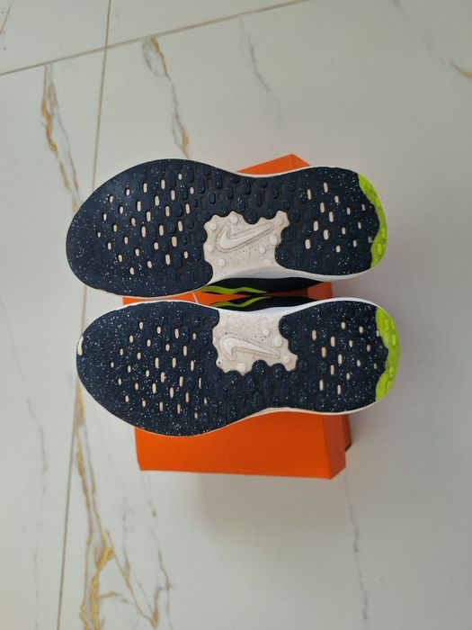 Маратонки Nike revolution 7