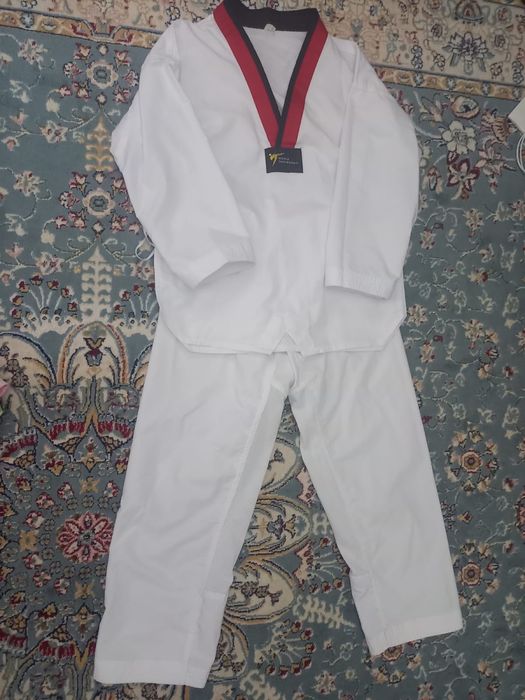 Продам костьюм тэйквондо для девочек