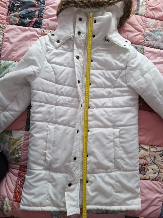 Бяло яке с качулка
