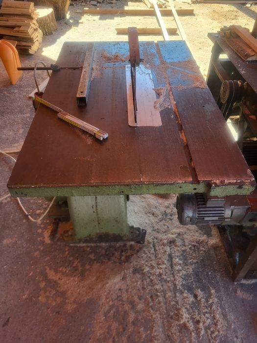 Circular original cu o pânză