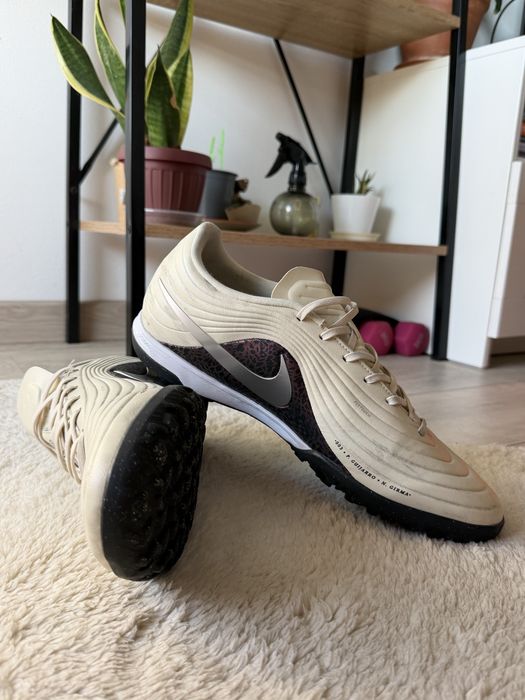 Ghete Fotbal Sintetic Nike Tiempo Maestro Academy TF - Nike United Pack (Mărimea 46 / 30 cm)
