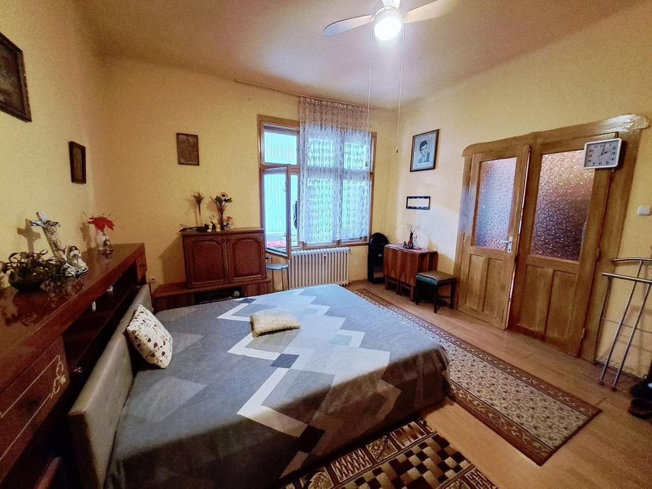 Proprietar vând apartament la casă cu curte comună