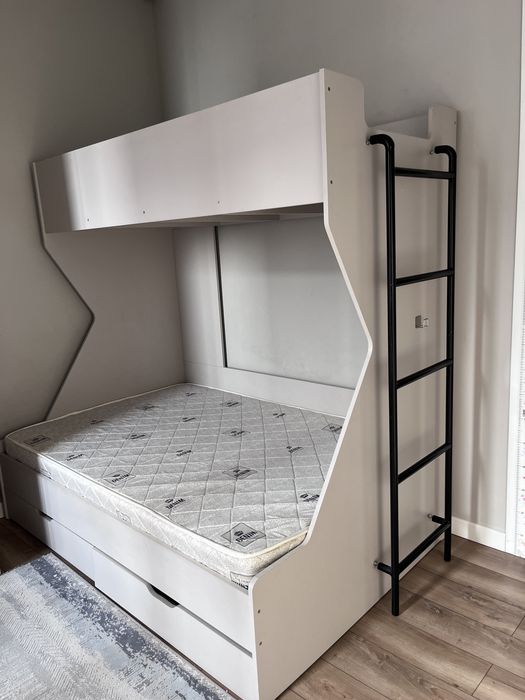 Двухярусная детская кровать с матрасом