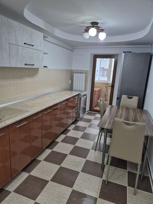 Chirie apartament 3 camere, bazar, 380 E