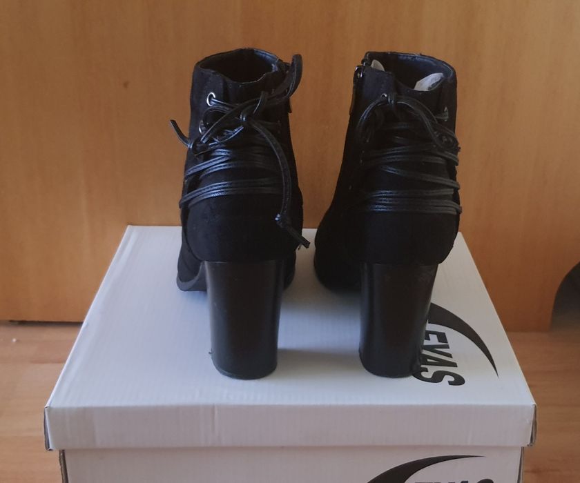 Дамски боти на ток