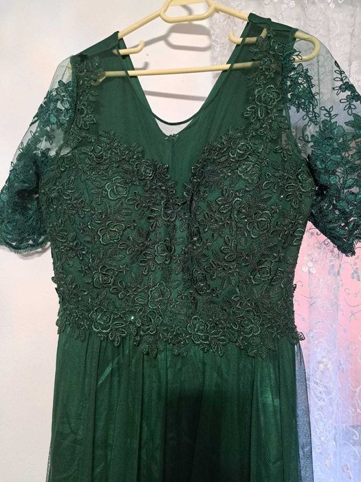 Vand rochii de ocazie