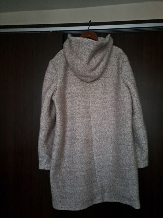 Vând urgent haina de stofa crem cu gluga stareffbuna