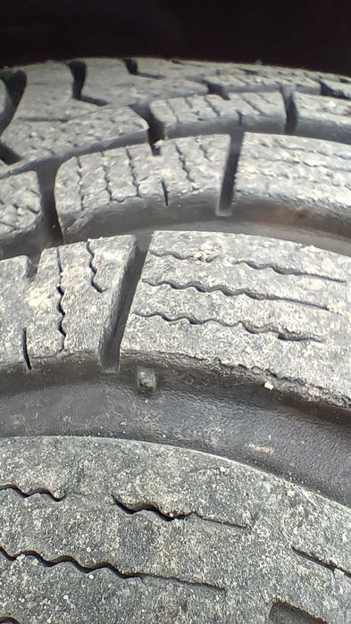 Продавам комплект от 4 броя зимни гуми Falken Eurowinter HS01 SUV. Гумите са в отлично състояние.