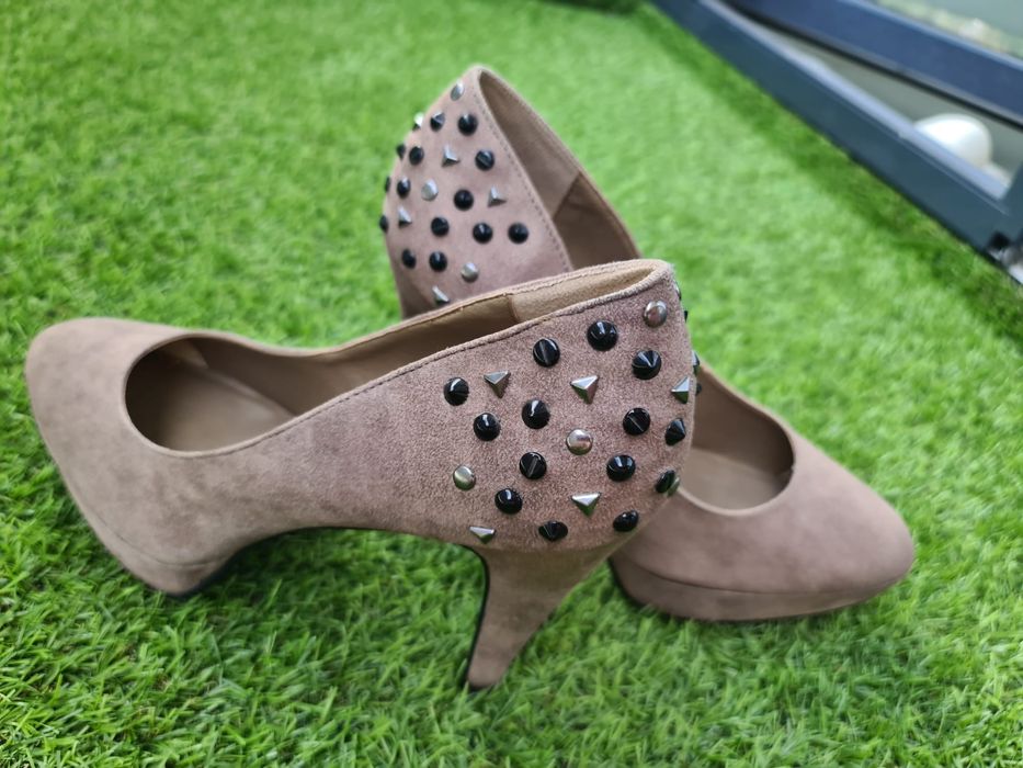 Pantofi cu toc și pietricele comozi model deosebit piele