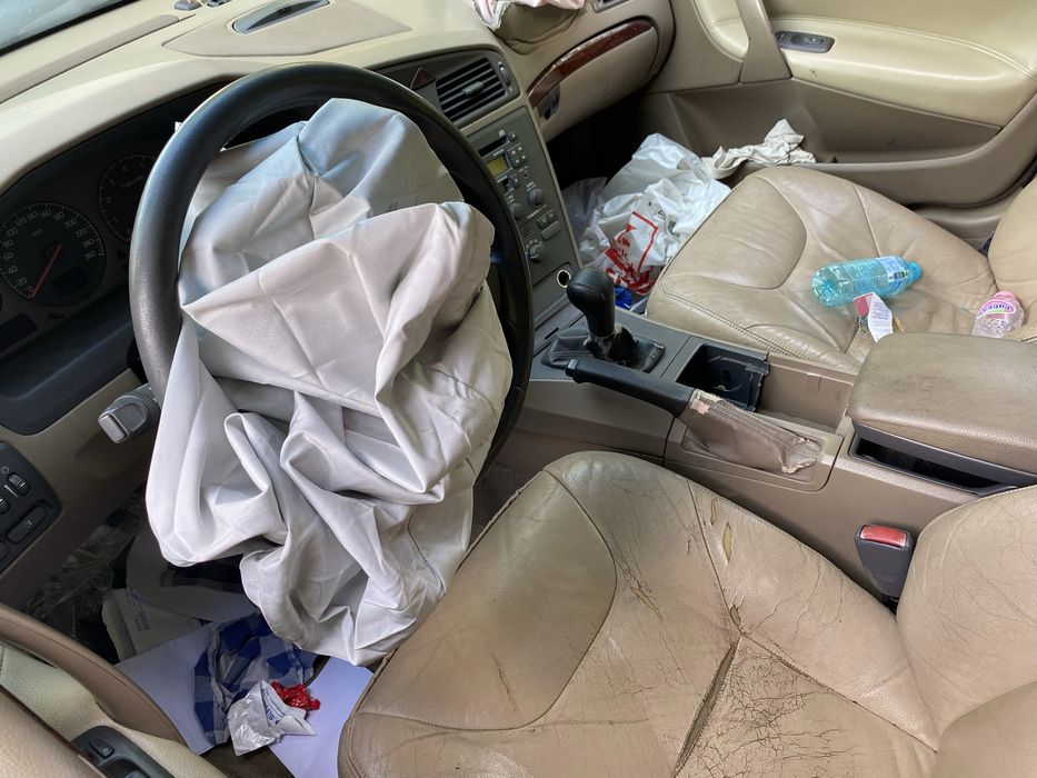 Продава се само на части Volvo V70 2.4 бензин 2002год