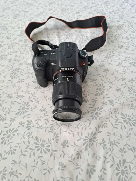 Фотоапарат SONY a200 с два обектива, светкавица SIGMA, чанта LOWEPRO