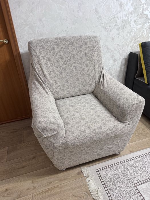 Продам кресло с чехлом.