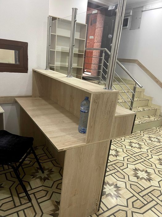 ofisda admin uchun mebel