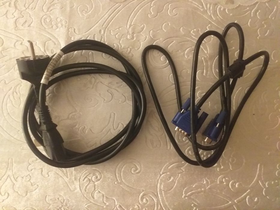 Монитор в комплекте кабели