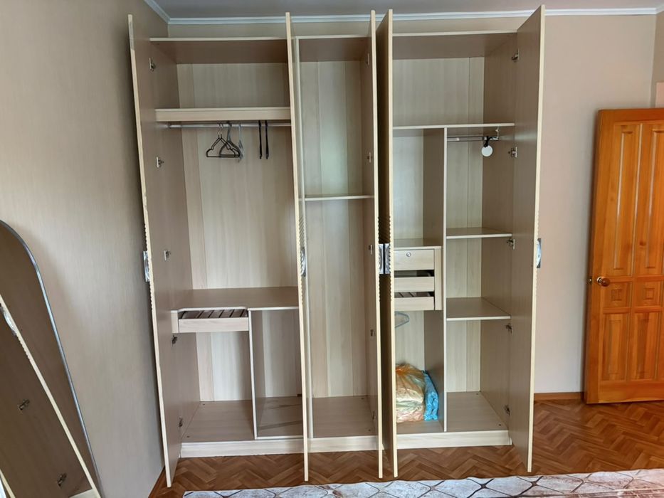 Срочно торг!Продам шкафы в спальню