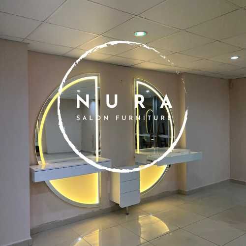 Работно място за фризьор. Огледало