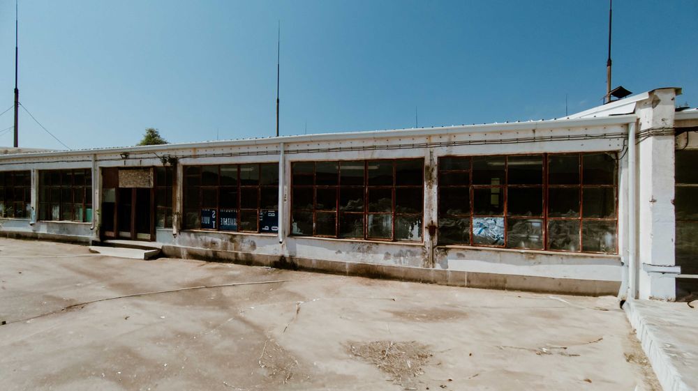 Proprietate industrială de vânzare – Teren 10.314 mp + hale 1.063 mp – Băbeni, Vâlcea – 250.000 €