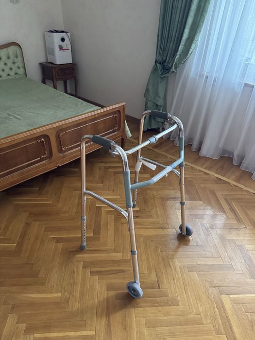 Продам ходунки на колесиках