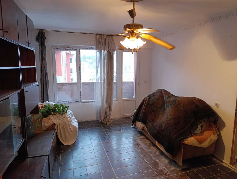 От собственик - светъл, топъл в новосаниран блок с оправен покрив