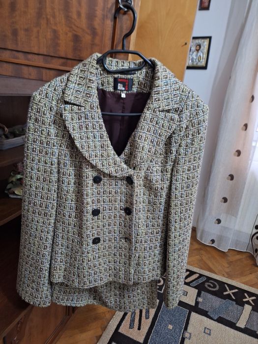 Vând costum  dama mărimea  44